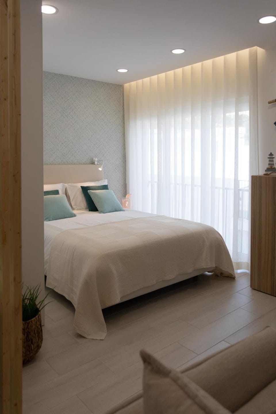 Bed, Photo of the whole room, Decorative detail, Bedroom