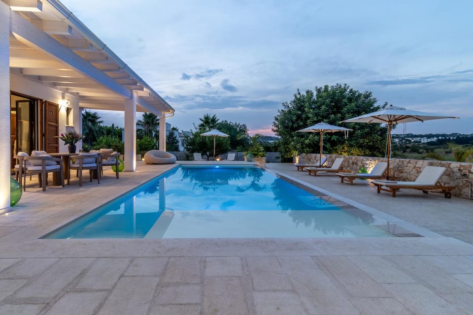Property building, Patio, Day, Natural landscape, Pool view, Swimming pool, sunbed