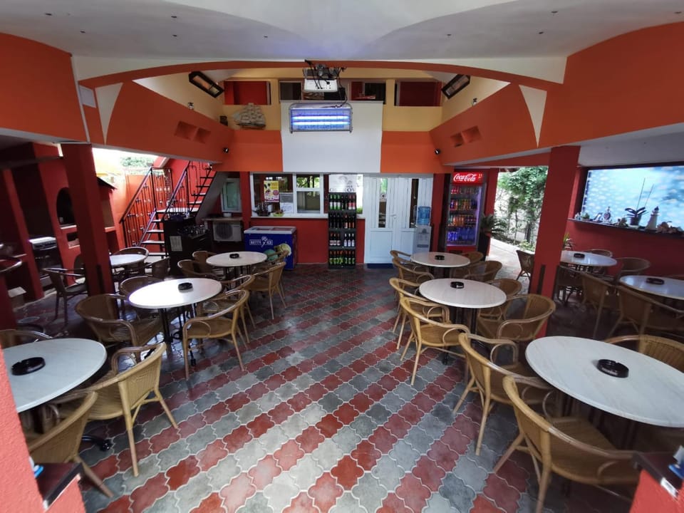 Restaurant/places to eat, Lounge or bar, Banquet/Function facilities, Evening entertainment