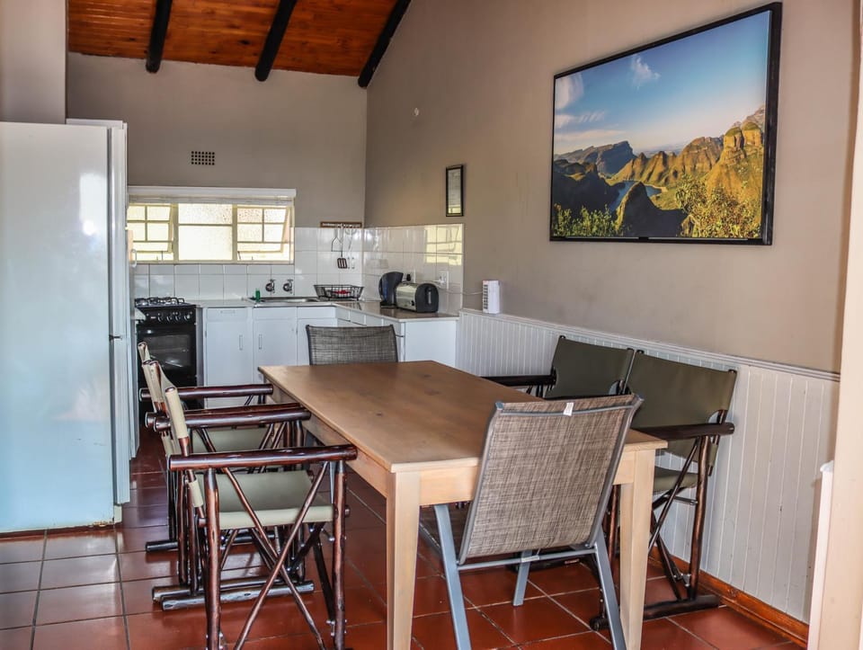 Kitchen or kitchenette, Dining area, oven, stove