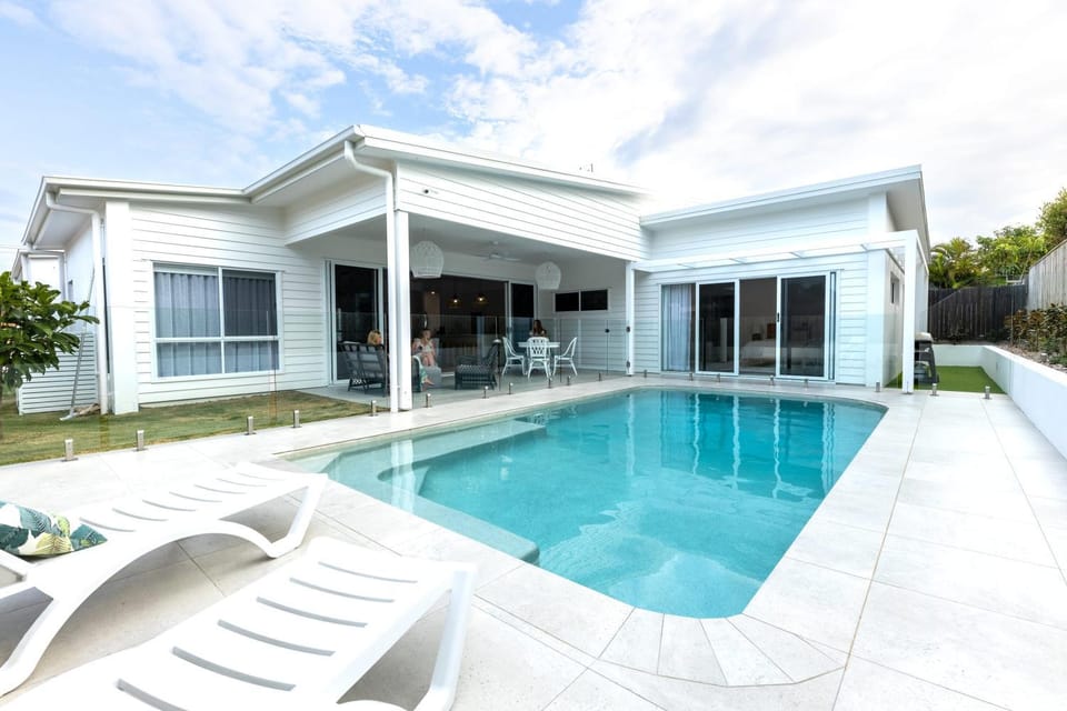 Property building, Patio, Pool view, Swimming pool, sunbed