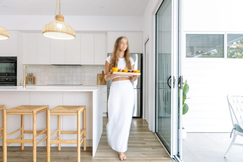 Kitchen or kitchenette, Food and drinks, Dining area, group of guests