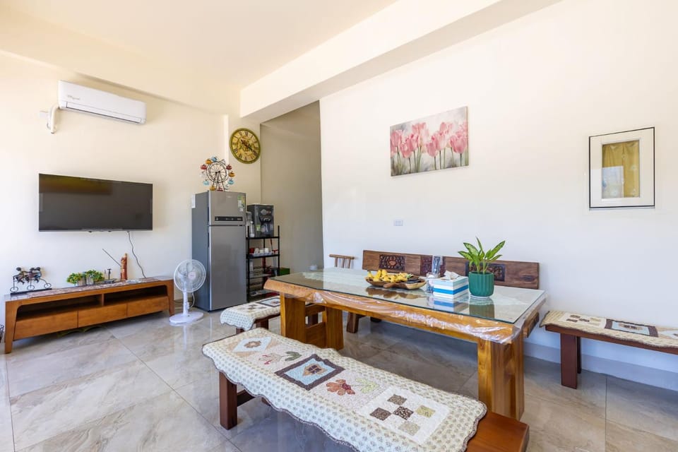 Restaurant/places to eat, TV and multimedia, Seating area