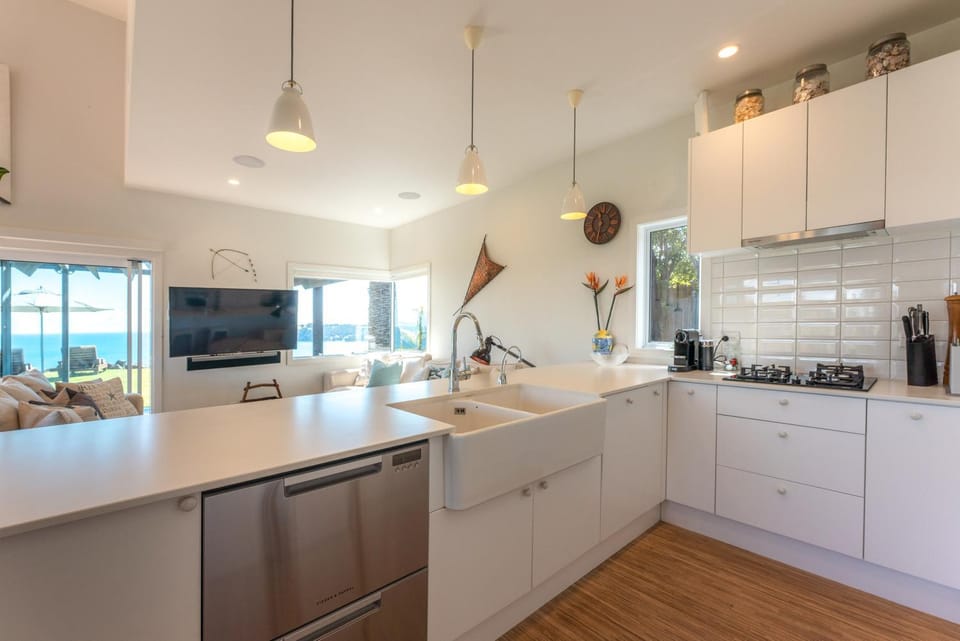 The Point Onetangi - Luxury, Ocean Views and Spa Pool House in Auckland Region