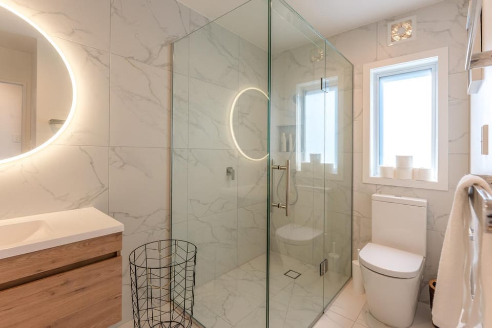 The Point Onetangi - Luxury, Ocean Views and Spa Pool House in Auckland Region