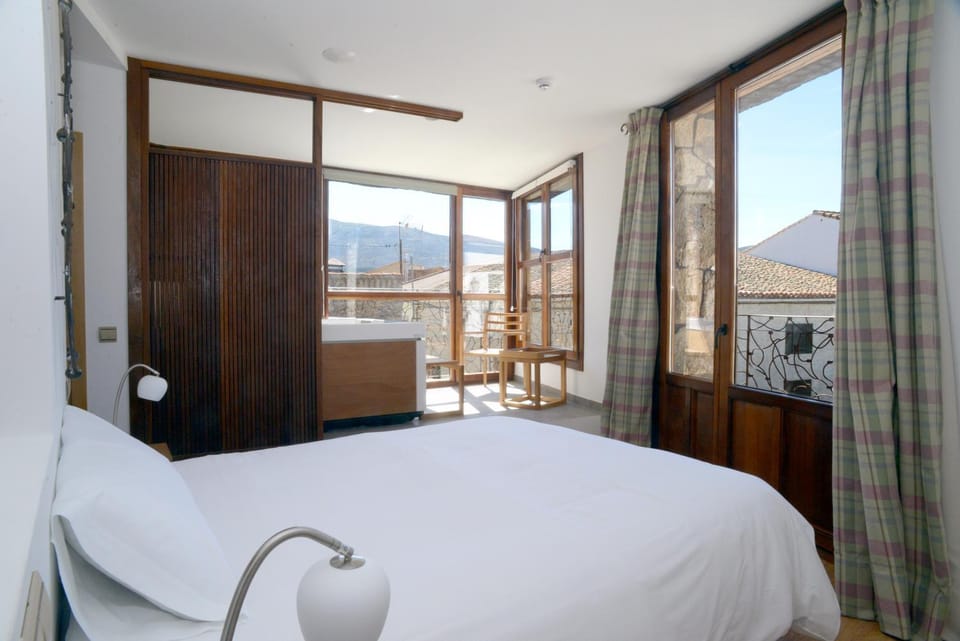 Bed, Photo of the whole room, Bedroom, Mountain view