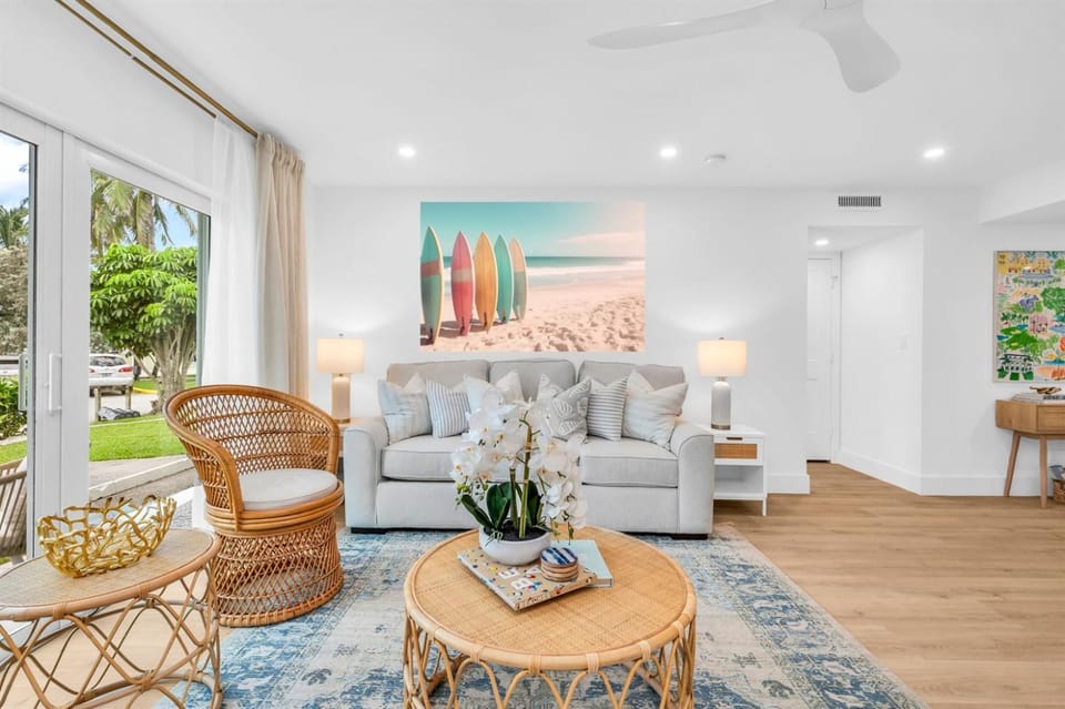The Beach Villa in Juno! 1-Steps to the Beach Apartment in Juno Beach