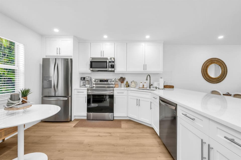 The Beach Villa in Juno! 1-Steps to the Beach Apartment in Juno Beach