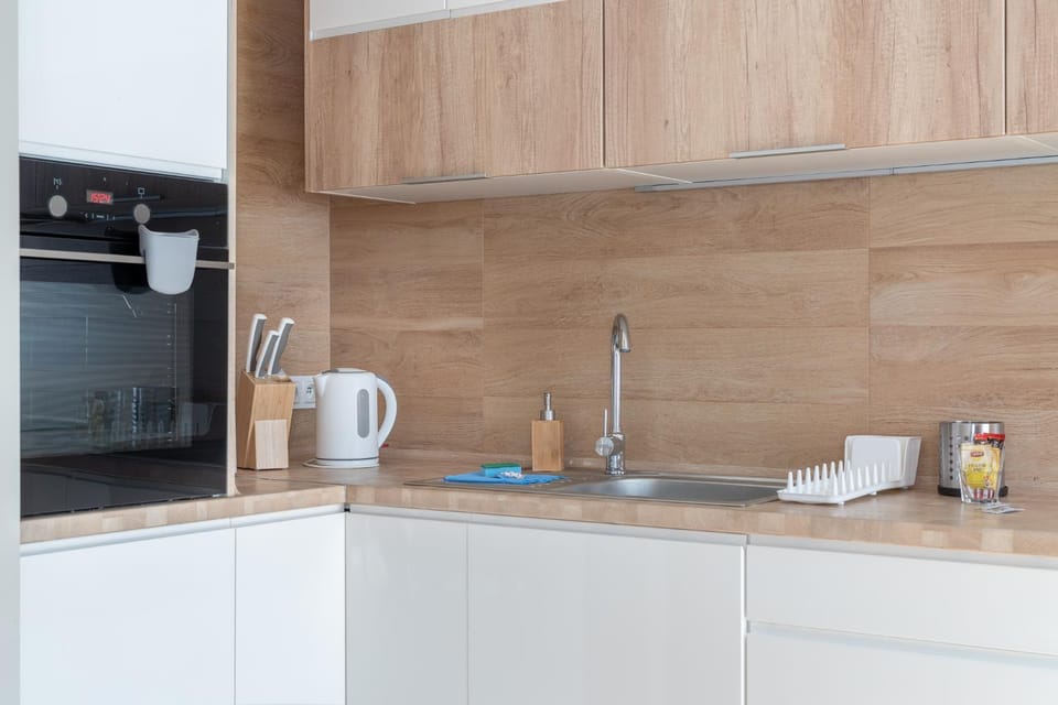 Coffee/tea facilities, Kitchen or kitchenette, stove