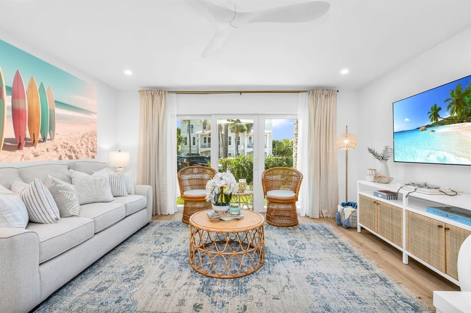 ON The Beach Villa in Juno! 2! Top Rated Apartment in Juno Beach