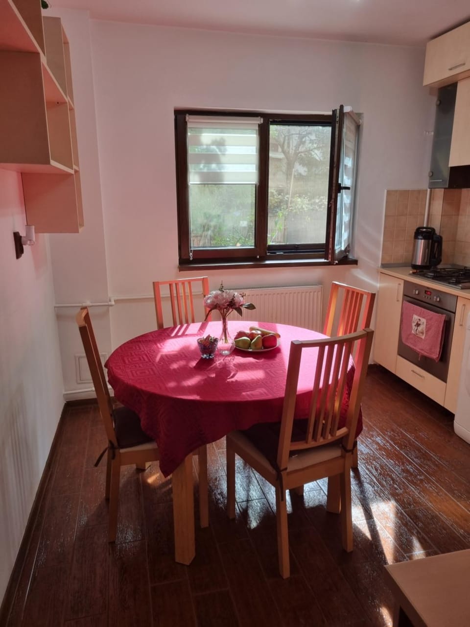 Kitchen or kitchenette, Seating area, Dining area, minibar, pet friendly