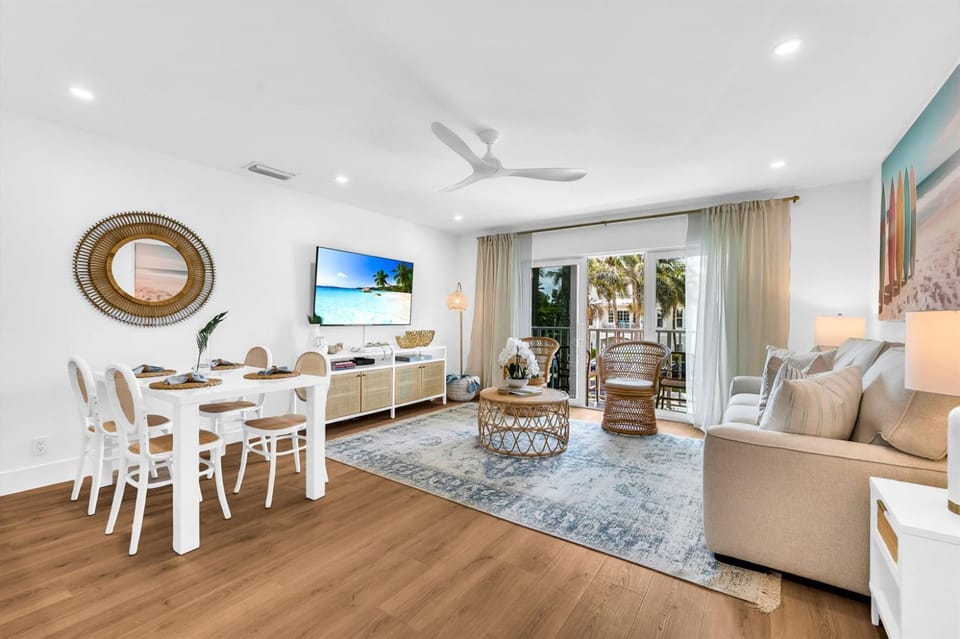 ON The Beach Juno! 4-Steps to the Beach! Apartment in Juno Beach