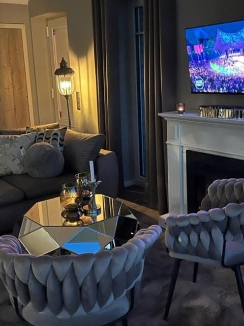 Communal lounge/ TV room, TV and multimedia, Living room, Seating area, Evening entertainment