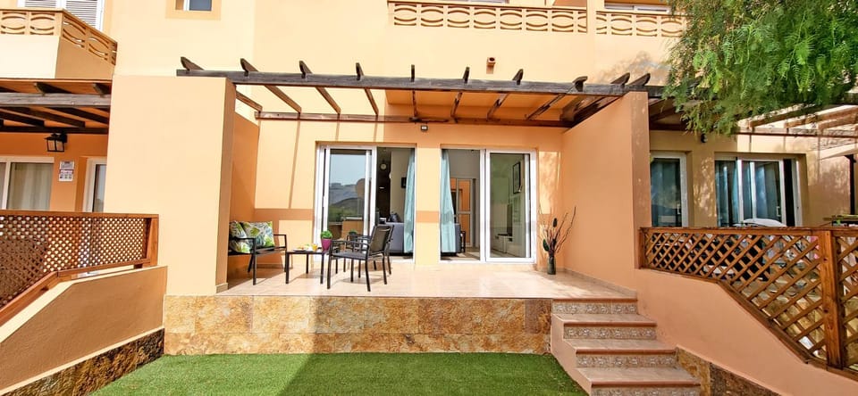 Property building, Balcony/Terrace, Balcony/Terrace, Seating area, Dining area
