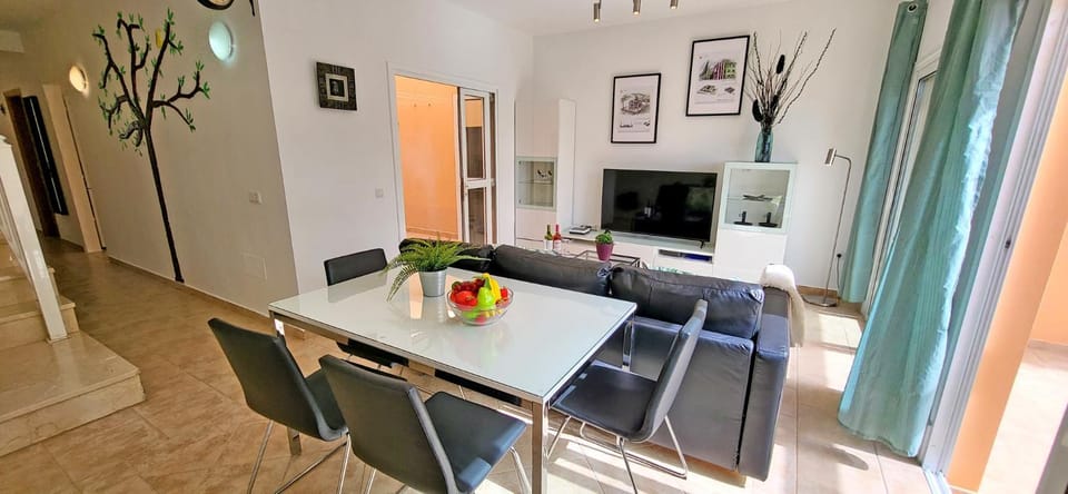 TV and multimedia, Living room, Seating area, Dining area