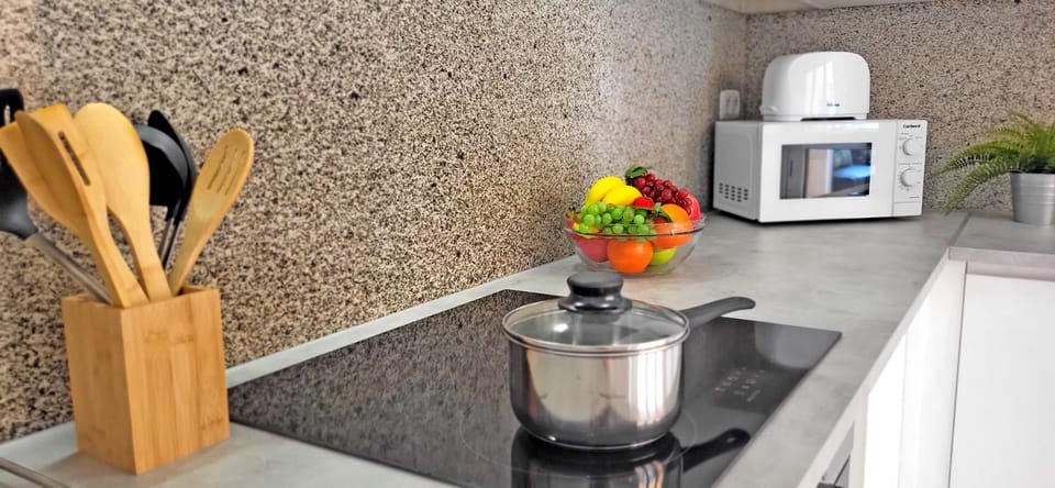 Kitchen or kitchenette, minibar