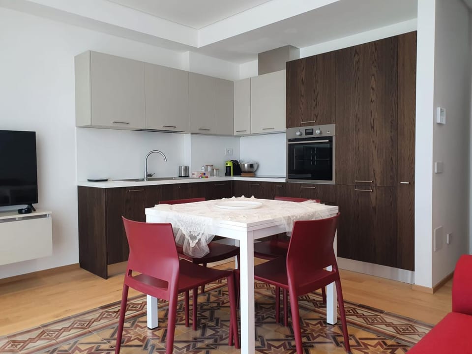 Kitchen or kitchenette, Dining area, dishwasher, pet friendly, stove