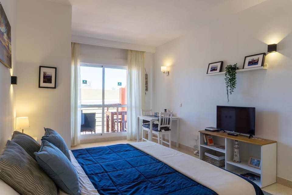 Bed, TV and multimedia, Living room, Photo of the whole room, Seating area, Bedroom