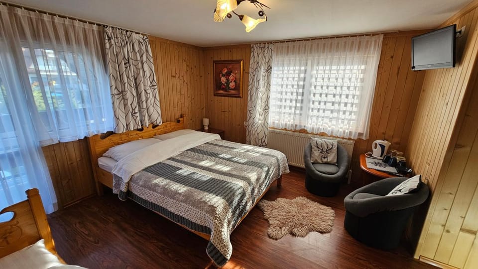 Bed, TV and multimedia, Photo of the whole room, Bedroom