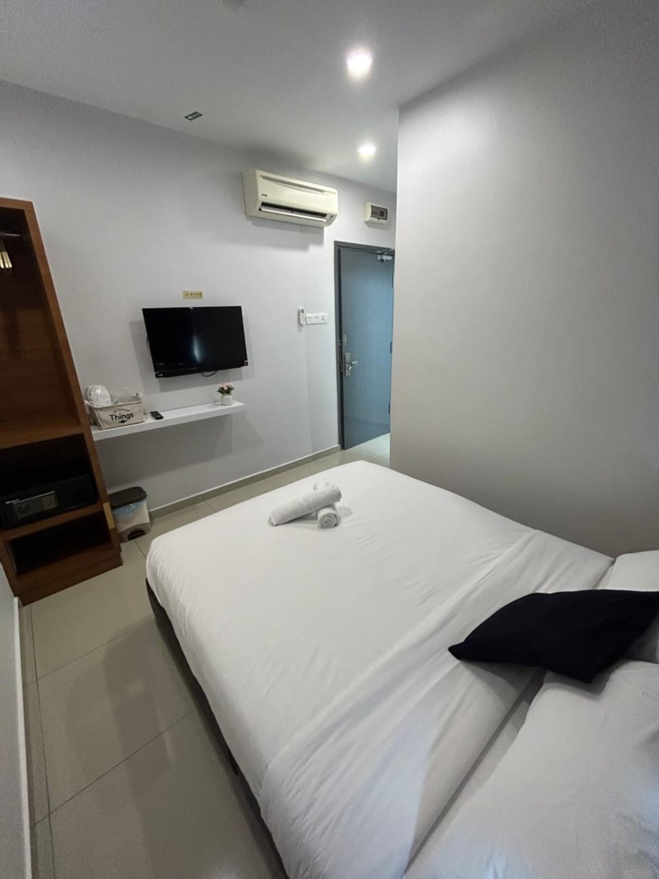Bed, TV and multimedia, Bedroom, hair dresser, towels, air conditioner