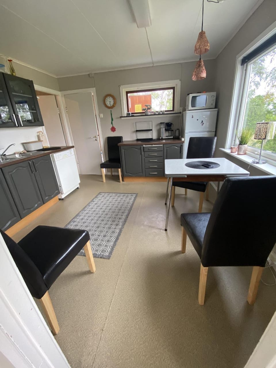 Kitchen or kitchenette, Dining area, dishwasher, microwave, kitchen