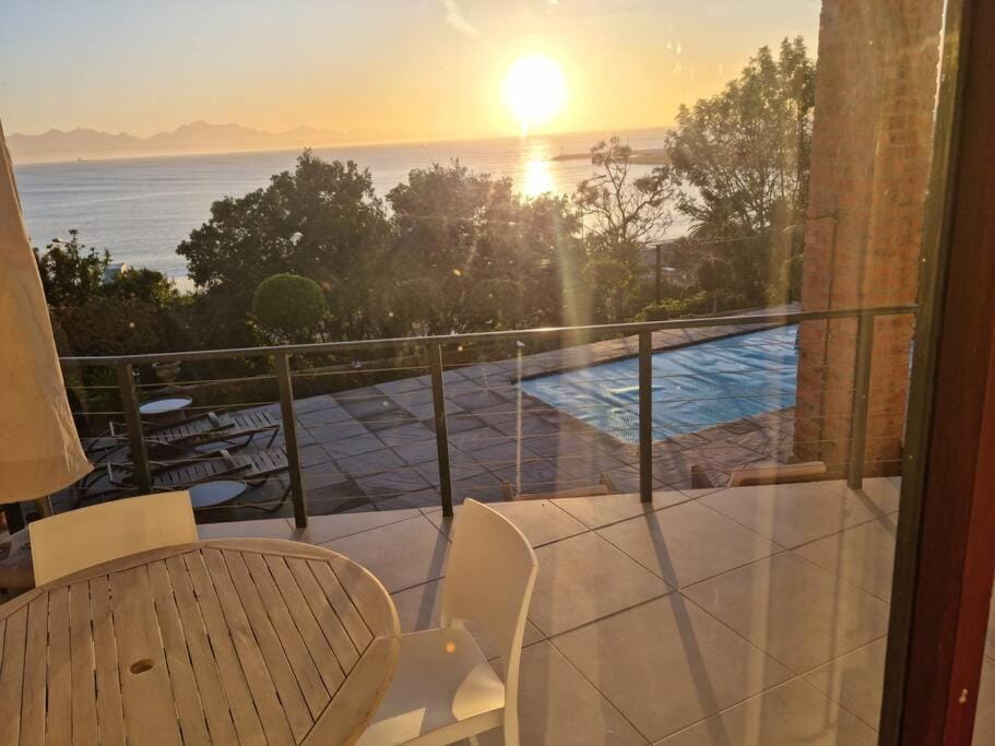 Balcony/Terrace, Pool view, Swimming pool, Sunrise, sunbed