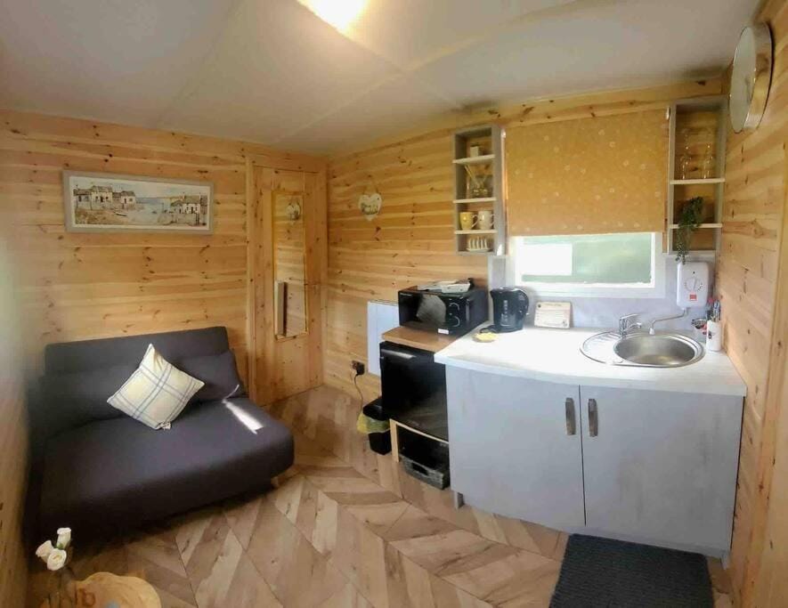 Kitchen or kitchenette, Living room