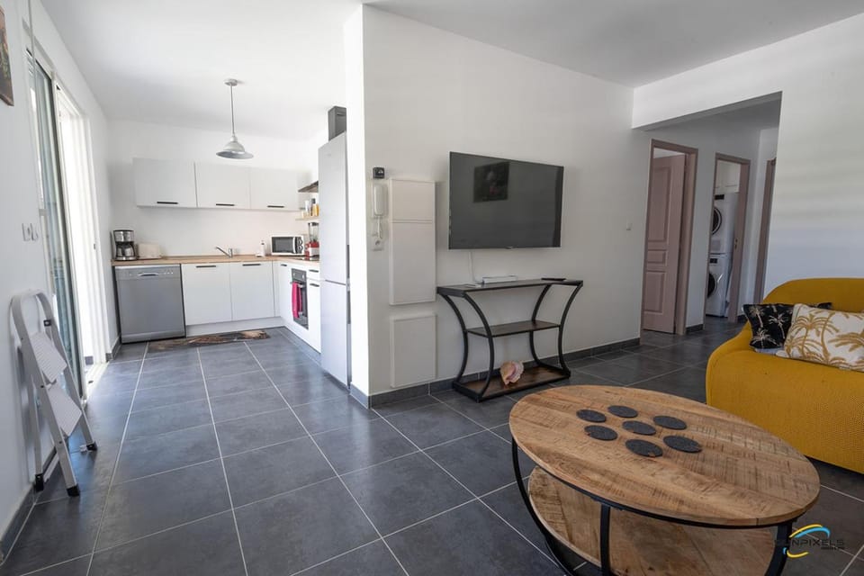 Kitchen or kitchenette, Living room
