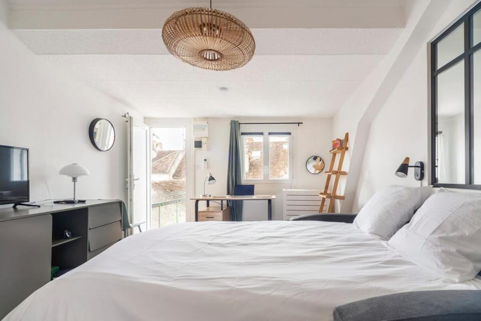 Bed, TV and multimedia, Photo of the whole room, Bedroom, hair dresser
