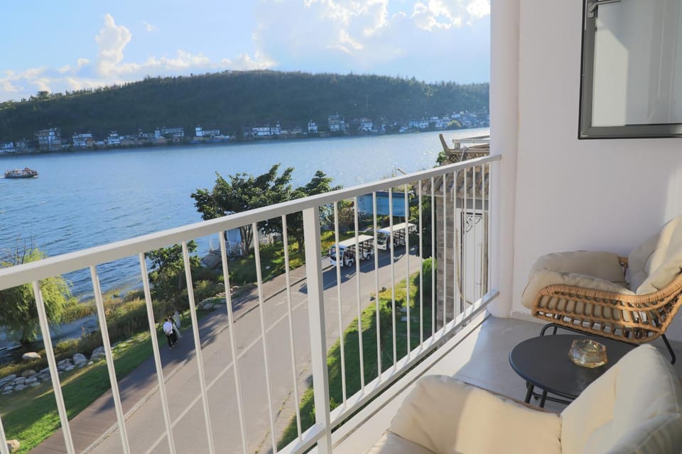 Balcony/Terrace, Mountain view