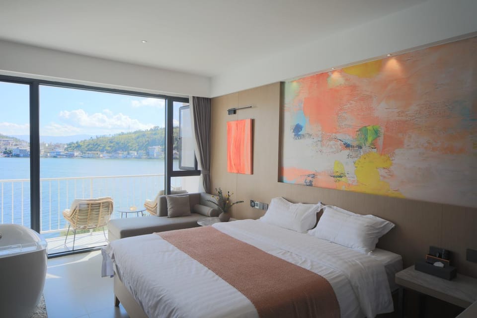 Photo of the whole room, Lake view