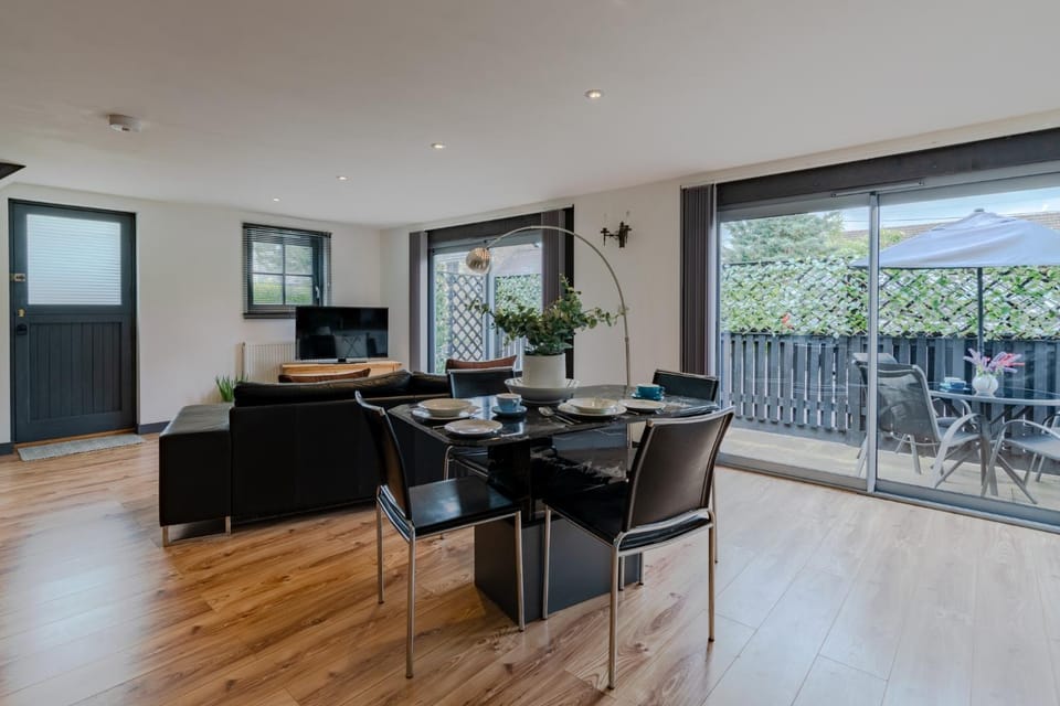 TV and multimedia, Living room, Seating area, Dining area