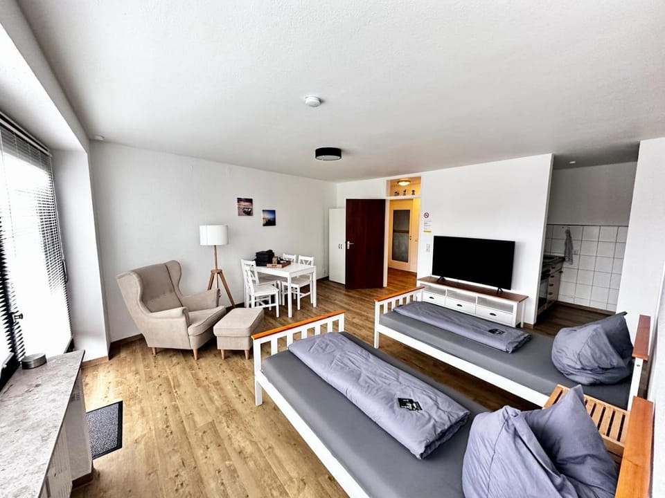 Bed, TV and multimedia, Living room, Photo of the whole room, Seating area, Bedroom