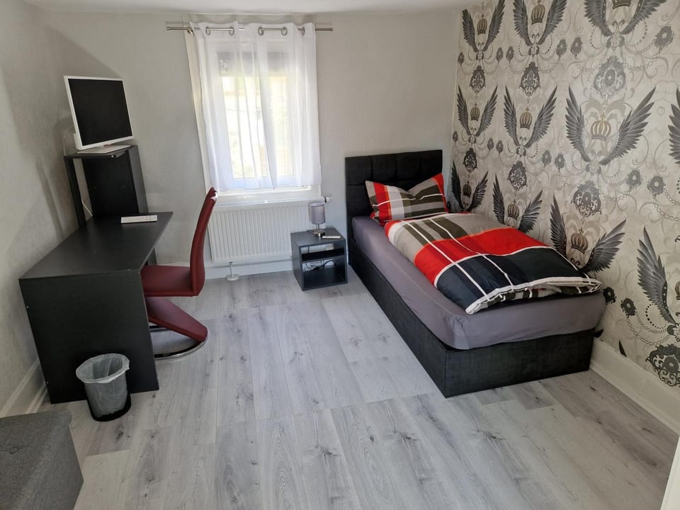 Bed, TV and multimedia, Photo of the whole room, Bedroom
