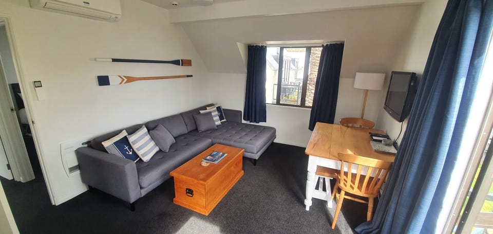 Living room, Seating area, Dining area, air conditioner