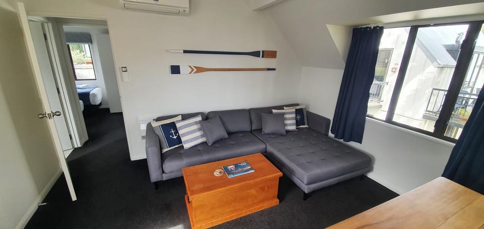 Living room, Seating area, air conditioner