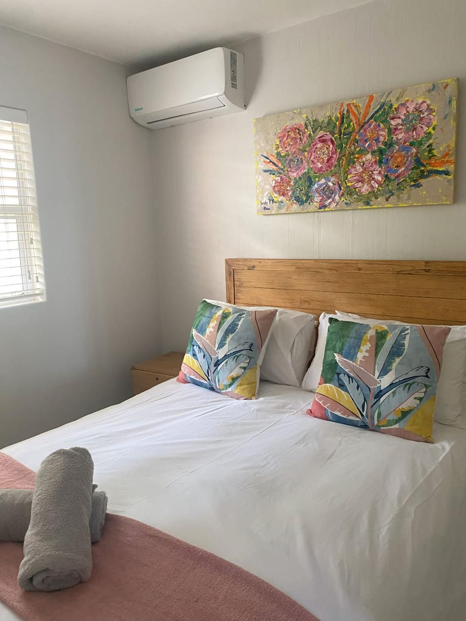 Photo of the whole room, Bedroom, air conditioner