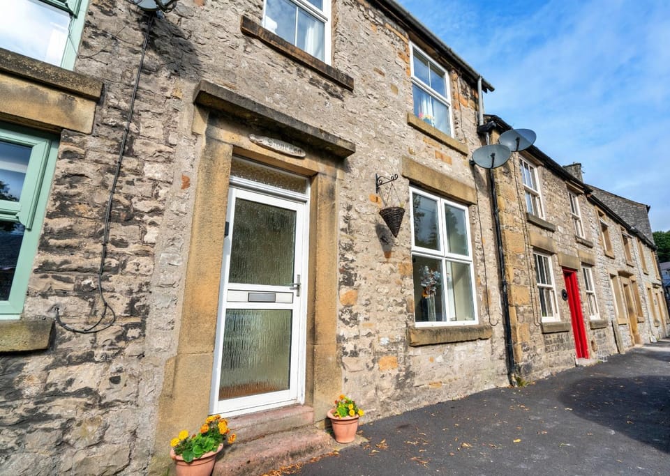 Property building, Off site, Day, Neighbourhood, Street view