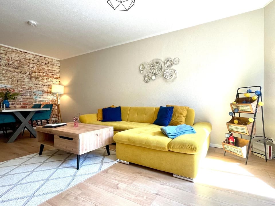 Restaurant/places to eat, Living room