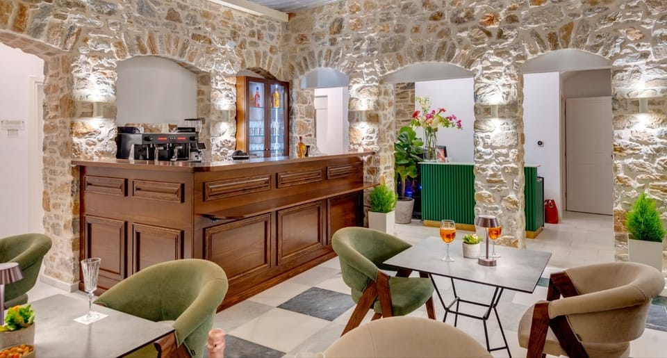 Patio, Lounge or bar, Internal: Not applicable to any particular room
