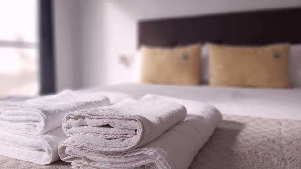 Bed, Bedroom, towels
