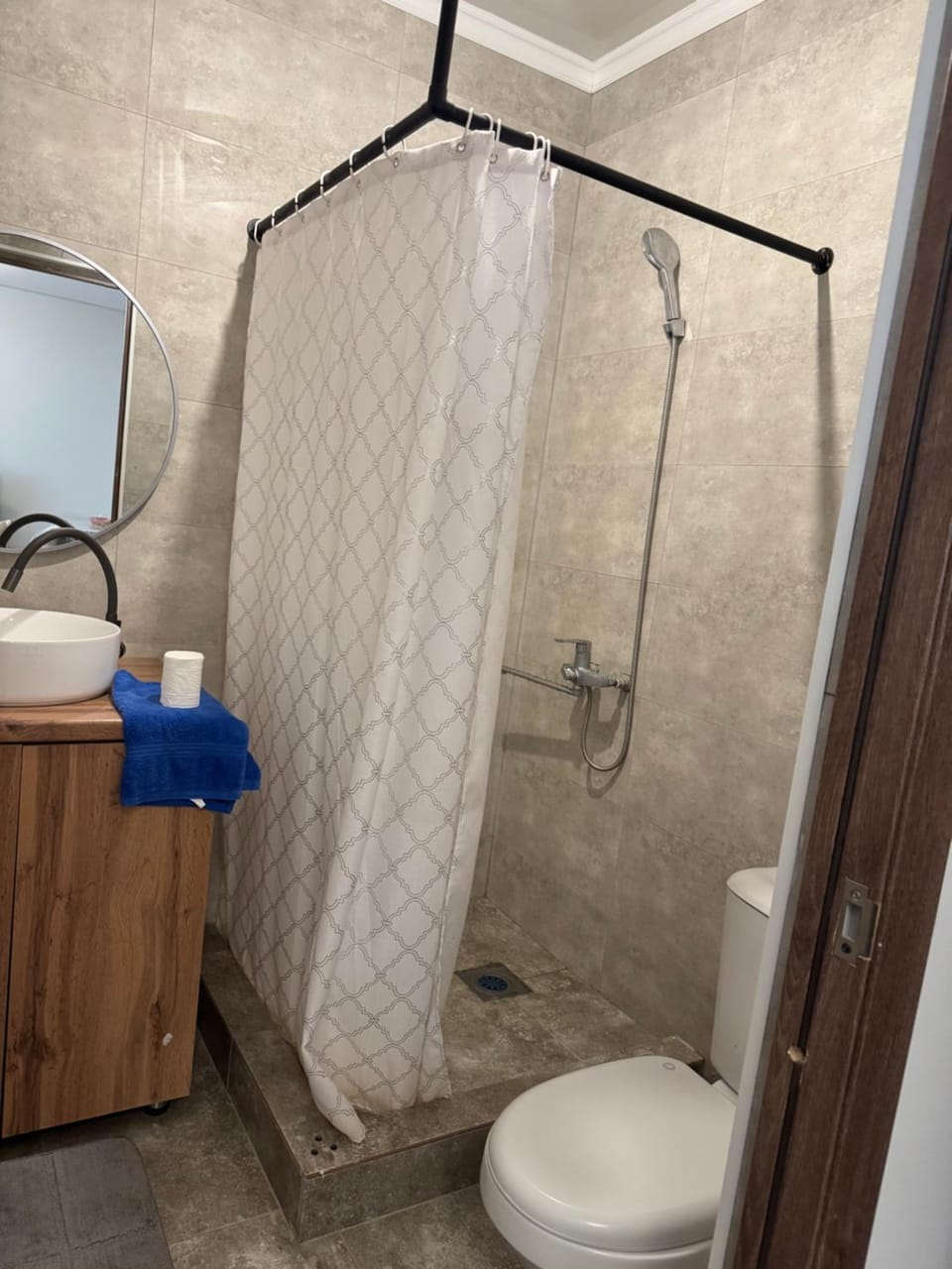Shower, Toilet