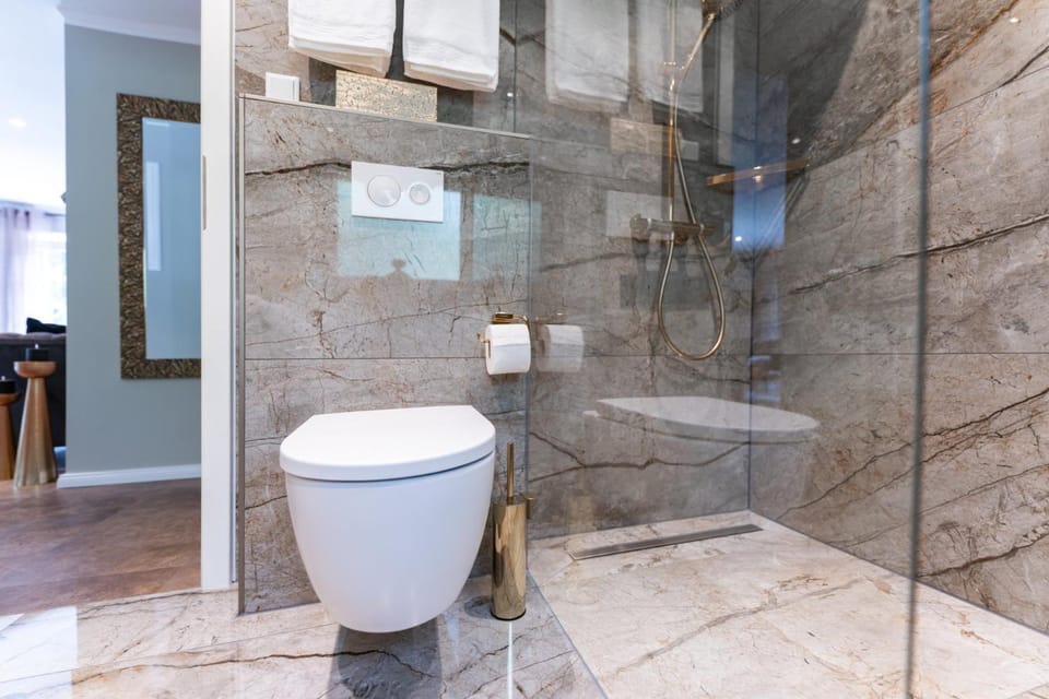 Shower, Toilet, Bathroom, towels