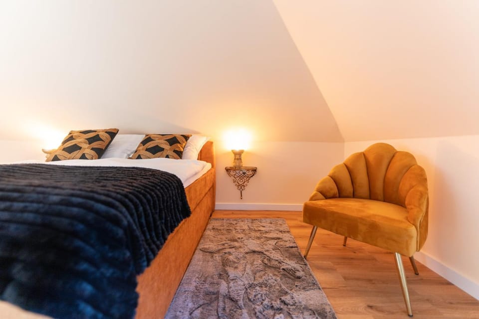 Photo of the whole room, Bedroom