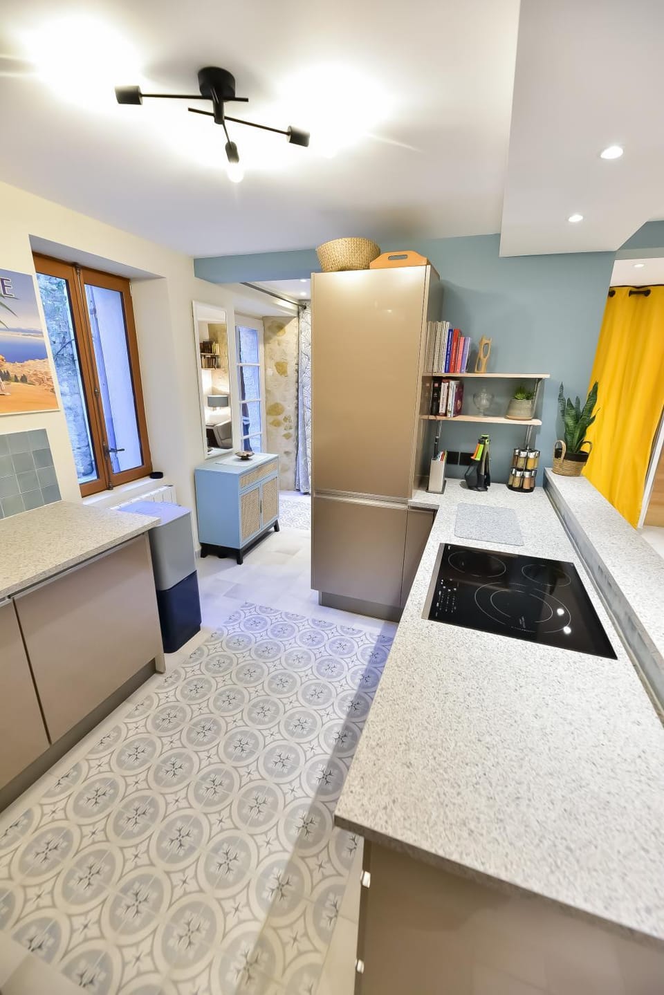 Kitchen or kitchenette, minibar
