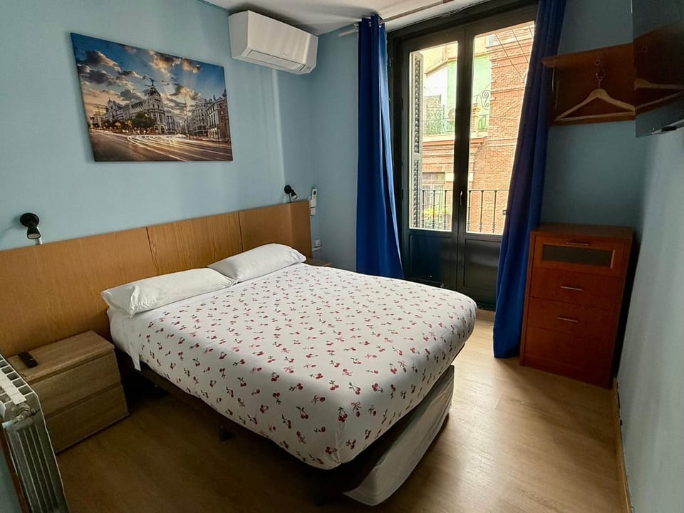 Photo of the whole room, Bedroom