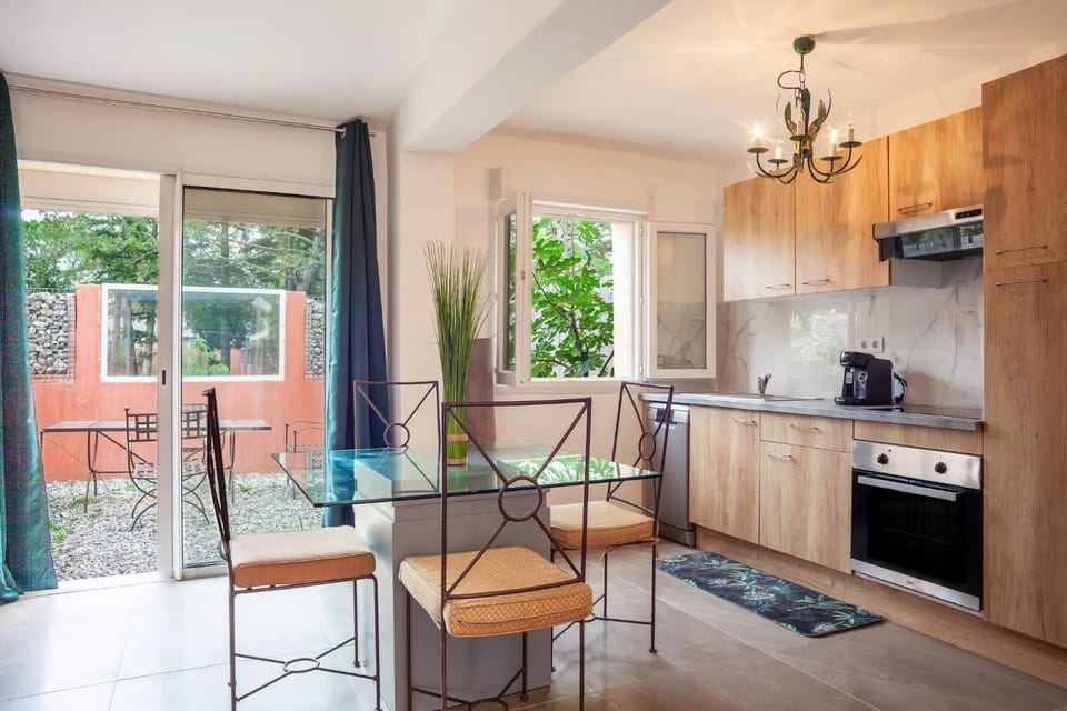 Property building, Kitchen or kitchenette, Living room