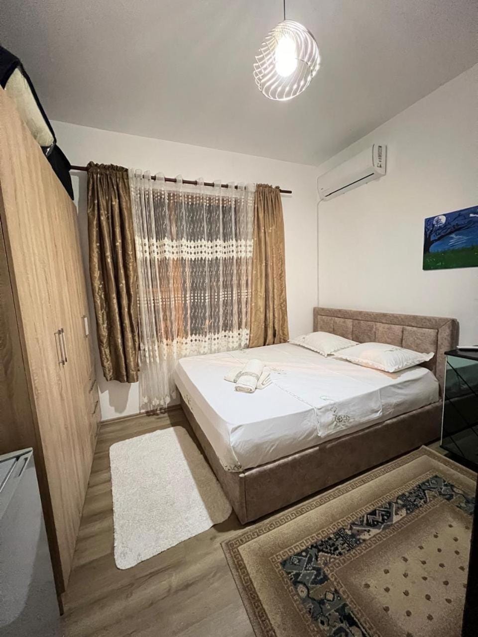 Bed, TV and multimedia, Living room, Photo of the whole room, Seating area, Bedroom, wardrobe