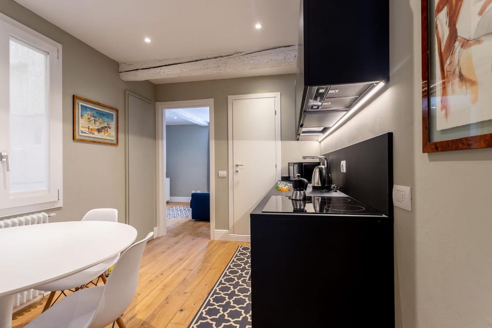 Kitchen or kitchenette, Dining area