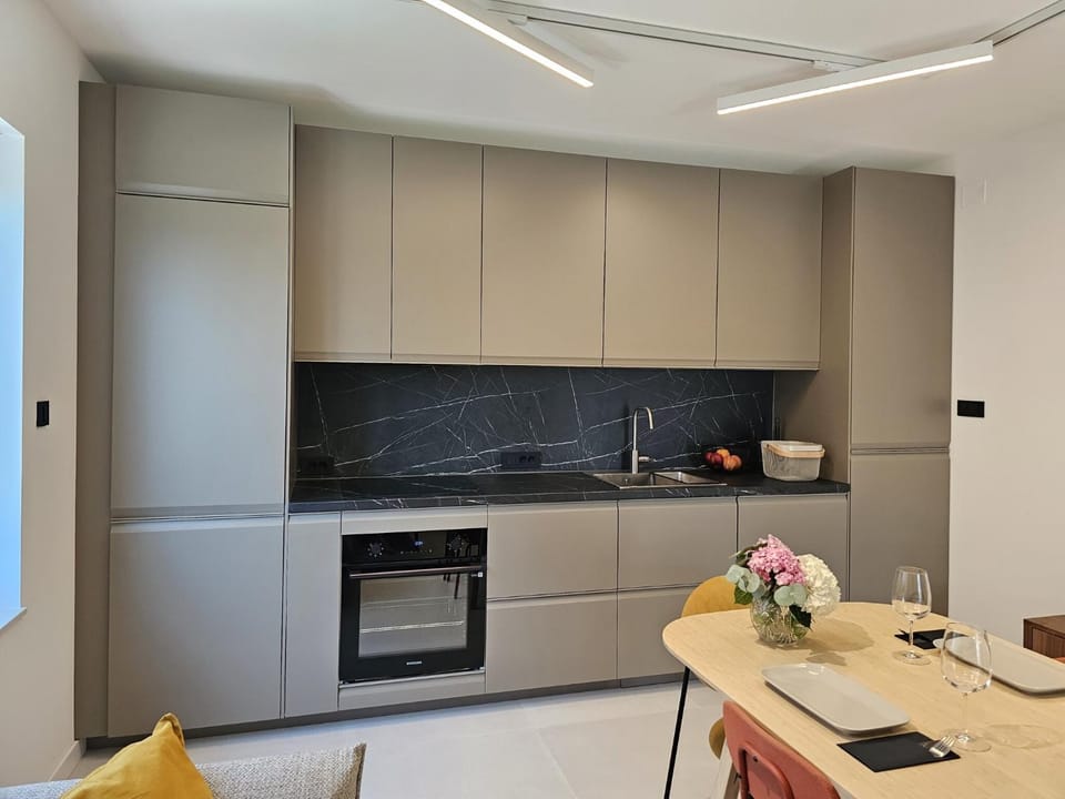 Kitchen or kitchenette, Dining area